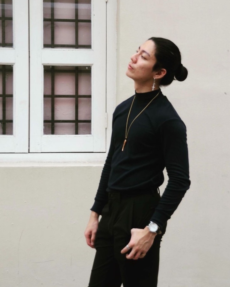 Hongpo in a black outfit with a long hairstyle